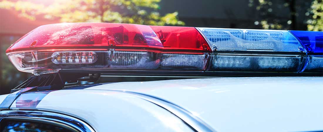 Photo of emergency light bar atop a police car