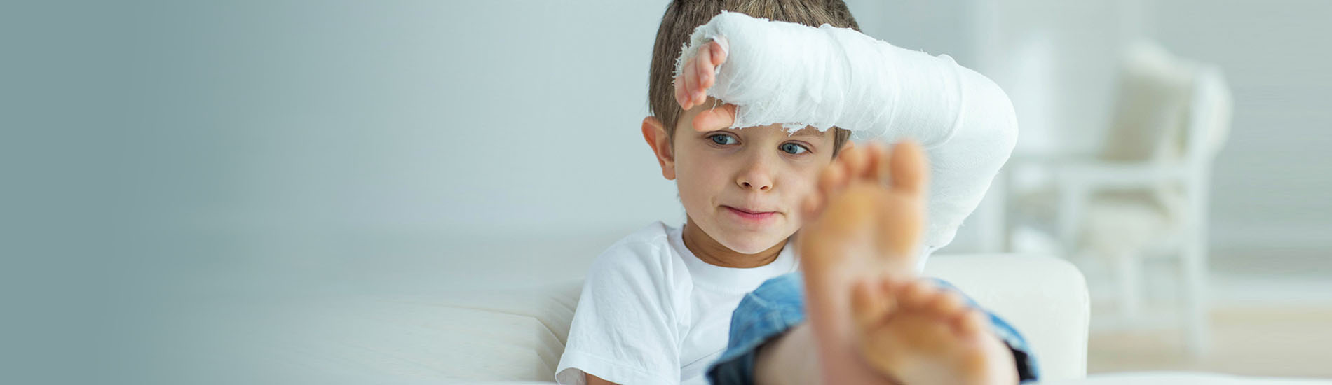 young boy with a broken arm