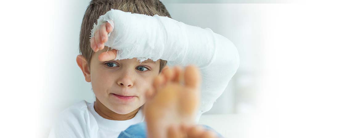 young boy with a broken arm