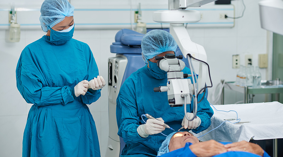 Process of cataract surgery in modern clinic